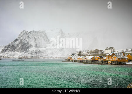 Schneebedeckte Berge, mit Blick auf die felsige Küste, Reine, Lofoten Inseln, Norwegen Stockfoto