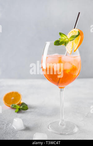 Klassische italienische Aperol Spritz Cocktail auf Licht. Stockfoto