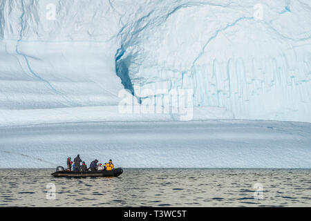 Tourist in einem Floß durch die Eisberge, Scoresbysund, Grönland Stockfoto