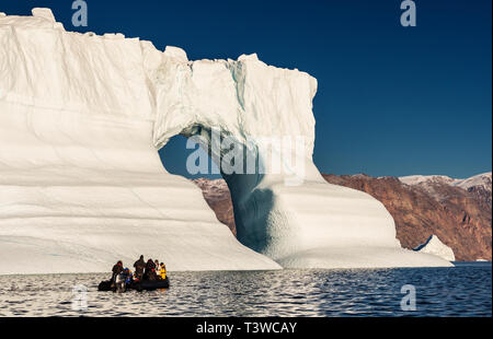 Tourist in einem Floß durch die Eisberge, Scoresbysund, Grönland Stockfoto