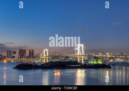 Skyline von Tokyo beleuchtet in der Nacht, Tokyo, Japan Stockfoto