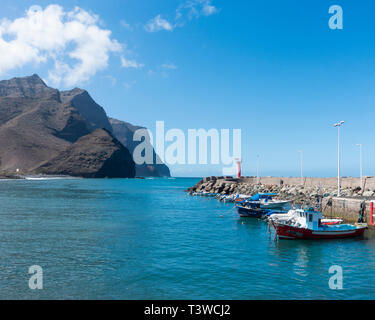 Fischerboote im Hafen von La Aldea de San Nicolas auf der schroffen Westküste von Gran Canaria, Kanarische Inseln, Spanien Stockfoto