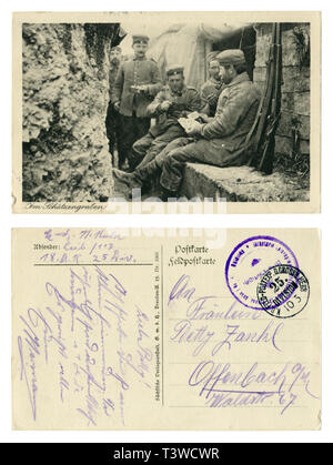 Deutsches Historisches Foto Postkarte: Soldaten im Schützengraben Tabakpfeifen, Karten spielen. Man hält eine Pfanne mit Essen. Zwischen den Angriffen. 1914-18 Stockfoto