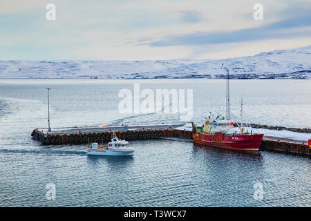 Fonix Fischtrawler angedockt in Hólmavík mit einem anderen Schiff in den Hafen in den Westfjorden region Island [kein Eigentum Freigabe; verfügbare f Stockfoto