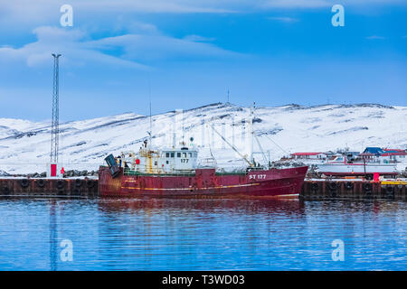 Fonix Fischtrawler angedockt in Hólmavík im Winter in der Region Westfjorde Islands [kein Eigentum Freigabe; für redaktionelle Lizenzierung nur verfügbar] Stockfoto