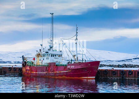 Fonix Fischtrawler angedockt in Hólmavík im Winter in der Region Westfjorde Islands [kein Eigentum Freigabe; für redaktionelle Lizenzierung nur verfügbar] Stockfoto