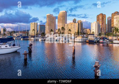 Stadtbild und Hafen in der städtischen Bucht, Honolulu, Hawaii, Vereinigte Staaten von Amerika Stockfoto