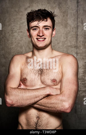 Matty Lee posiert für ein Foto an die Aquatics Centre an der Queen