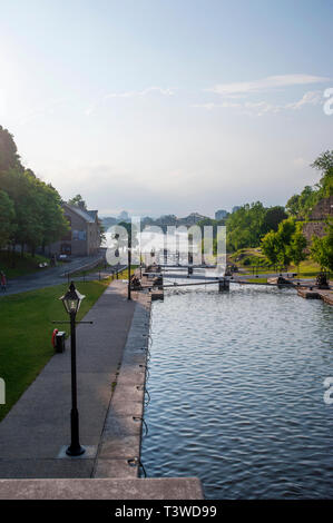 Schlösser in Rideau-Kanal unter blauem Himmel, Ottawa, Ontario, Kanada Stockfoto