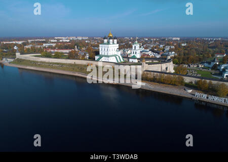 Pskow, Russland - Oktober 13, 2018: Die pskow Kreml und Trinity Cathedral in einer Stadt Panorama in der Indian Summer Stockfoto