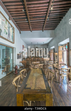 Stühle und Tische in traditionellen Café, Guanajuato, Guanajuato, Mexiko Stockfoto