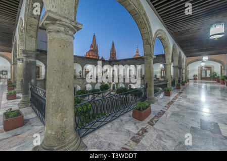 Bögen und Innenhof des Gouverneurs-Palast, Guadalajara, Jalisco, Mexiko Stockfoto