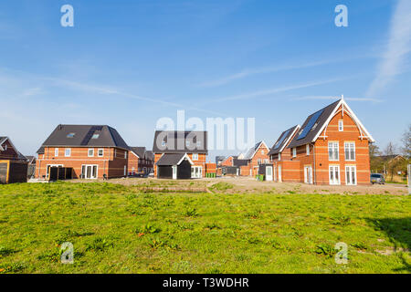 Moderne neu erbaute Häuser in einer familienfreundlichen Vorstadtnachbarschaft in Veenendaal in den Niederlanden. Stockfoto