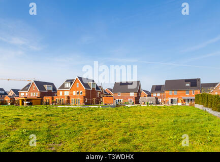 Moderne neu erbaute Häuser in einer familienfreundlichen Vorstadtnachbarschaft in Veenendaal in den Niederlanden. Stockfoto