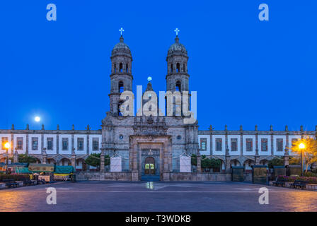 Reich verzierte Kirche mit Blick auf Stadtplatz in der Abenddämmerung, Zapapan, Jalisco, Mexiko Stockfoto