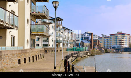 Moderne Apartments und Wohnungen mit Blick auf Bristol Schwimmenden Hafen in der Nähe von Stadtzentrum, England Stockfoto