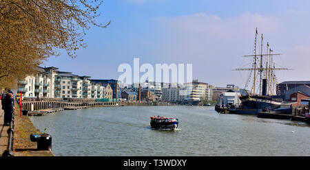 Bristol Schwimmenden Hafen Kai mit modernen Apartment Gebäude auf der Linken, SS Great Britain auf der rechten und der Fähre gehen durch Docks Stockfoto