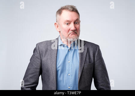 Schwere alte älterer Mann mittleren Alters denken Stockfoto