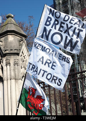 Pro-Brexit Fahnen mit Slogans außerhalb des Parlaments in Westminster London flatterte. Stockfoto