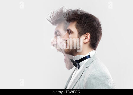 Profil Seitenansicht Porträt von zwei konfrontiert junge Mann in Ruhe ernsthaft und wütend schreienden Ausdruck. verschiedene Emotionen innen außen Stimmung und der Menschen. Stockfoto