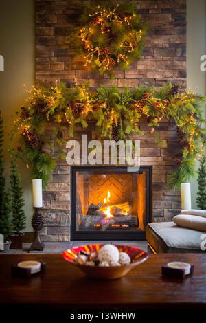 Weihnachtskränze über Kamin im Wohnzimmer Stockfoto