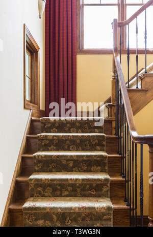 Teppich Treppe und Geländer im Landhaus Stockfoto