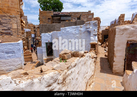 Engen Gassen in der Jaisalmer Fort mit blauen Brahmane Häuser, Rajasthan, Indien Stockfoto