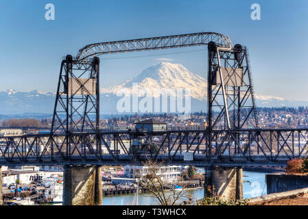 Verschneiten Berg betrachtet durch städtische Brücke, Tacoma, Washington, Vereinigte Staaten von Amerika Stockfoto