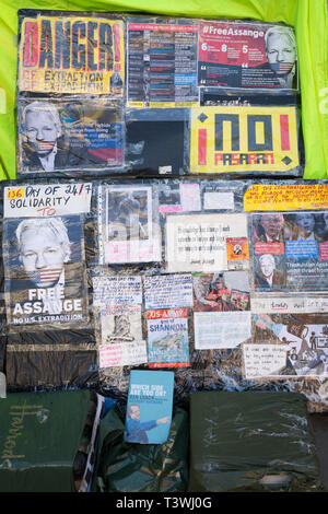 Stunden nach der Wikileaks co-Gründer Julian Assange wurde gewaltsam von der ecuadorianischen Botschaft durch die britische Polizei entfernt, nach seiner 7-jährigen Belegung, politische Plakate außen in Knightsbridge schmücken, am 11. April 2019 in London, England. Stockfoto