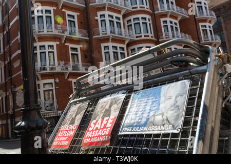 Stunden nach der Wikileaks co-Gründer Julian Assange wurde gewaltsam von der ecuadorianischen Botschaft durch die britische Polizei entfernt, nach seiner 7-jährigen Belegung, politische Plakate außen in Knightsbridge schmücken, am 11. April 2019 in London, England. Stockfoto