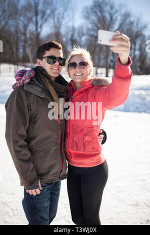 Kaukasische paar unter Handy Selfie im winter Stockfoto