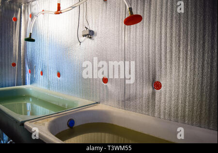 Ein Zimmer für die Aufzucht von Jungfischen. Badewanne für die Brj. Ein Fisch - Gärtnerei. Stockfoto