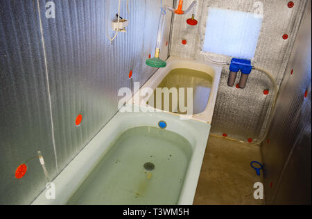 Ein Zimmer für die Aufzucht von Jungfischen. Badewanne für die Brj. Ein Fisch - Gärtnerei. Stockfoto
