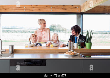Kaukasische Familie frühstücken in Küche Stockfoto