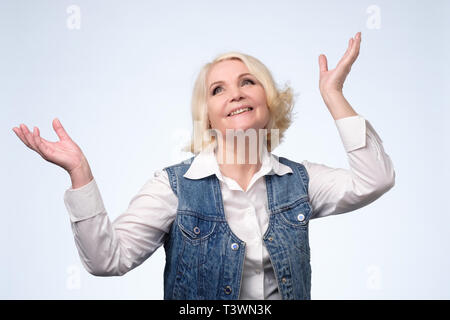 Attraktives Lächeln alte Blonde europäische Frau lächelnd. Stockfoto