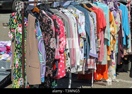 Second Hand Kleidung aufhängen auf Schienen auf Flohmarkt Stockfoto