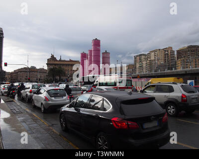 Der Verkehr in der Rush Hour in Genua. Autofahrer, die im Straßenverkehr warten nach Hause von der Arbeit am Ende des Tages nach dem Regen. Eine Nahaufnahme eines Autos. Es geht Stockfoto