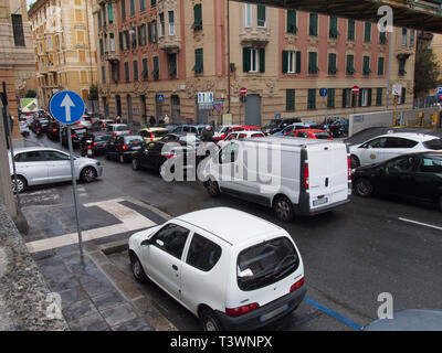 Der Verkehr in der Rush Hour in Genua. Autofahrer, die im Straßenverkehr warten nach Hause von der Arbeit am Ende des Tages nach dem Regen. Eine Nahaufnahme eines Autos. Es geht Stockfoto