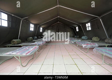 Zelt Shelter mit temporären Betten bereit für Disaster Schutzhütten Stockfoto