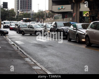 Der Verkehr in der Rush Hour in Genua. Autofahrer, die im Straßenverkehr warten nach Hause von der Arbeit am Ende des Tages nach dem Regen. Eine Nahaufnahme eines Autos. Es geht Stockfoto