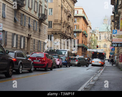 Der Verkehr in der Rush Hour in Genua. Autofahrer, die im Straßenverkehr warten nach Hause von der Arbeit am Ende des Tages nach dem Regen. Eine Nahaufnahme eines Autos. Es geht Stockfoto