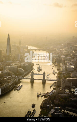 Luftaufnahme des Londoner Stadtbild und Fluss, England Stockfoto