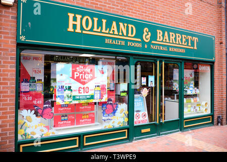 Holland und Barrett eine Gesundheit und Wellness Einzelhändler, High Street, Rugby, Warwickshire, Großbritannien Stockfoto