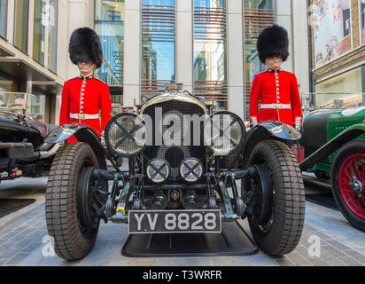 London, Großbritannien. 11 Apr, 2019. Mehr als 25 Pre-War Bentleys auf Anzeige bei Bonhams New Bond Street für Vorschau von "Das Zeitalter der Endeavour Ausstellung 'feiert 100 Jahre racing Bentley. Die Ausstellung wird am 12. April nur für einen Tag. Bild: Coldstream Guards stehen wachen über die ankommenden Autos. Credit: Malcolm Park/Alamy leben Nachrichten Stockfoto