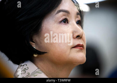 Washington, District of Columbia, USA. 11 Apr, 2019. Frau Kim Jung-sook hört auf uns Präsident Donald J. Trumpf (nicht abgebildet) im Oval Office des Weißen Hauses in Washington, DC, USA, 11. April 2019. Präsident Mond wird erwartet, dass Präsident Trumpf zu fordern Sanktionen gegen Nordkorea in einem Versuch zu springen nukleare Verhandlungen zwischen Nordkorea und den USA Credit: Jim Loscalzo/CNP/ZUMA Draht/Alamy Live News Start reduzieren Stockfoto