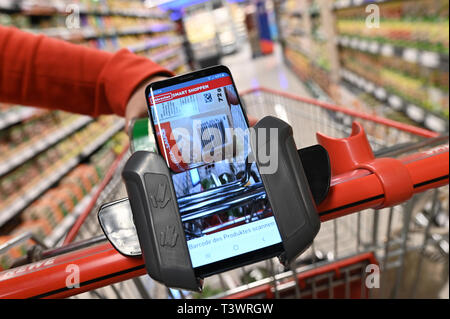 Köln, Deutschland. 10 April 2019, Nordrhein-Westfalen, Köln: Zu Korr für das Einkaufen mit dem Handy von Erich Reimann. Kunden Handy scannt die Waren beim Einkaufen in einem Rewe Center. Foto: Henning Kaiser/dpa Quelle: dpa Picture alliance/Alamy leben Nachrichten Stockfoto