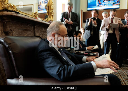 Washington, DC, USA. 11 Apr, 2019. Senat Minoritätführer Senator Chuck Schumer (D-NY) Adressen Mitglieder der Medien während der Pressekonferenz im Kapitol. Quelle: Michael A. McCoy/ZUMA Draht/Alamy leben Nachrichten Stockfoto