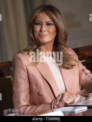 Washington, District of Columbia, USA. 18 Mär, 2019. First Lady Melania Trump Hosts eine Sitzung der Interinstitutionellen Arbeitsgruppe für die Jugend in den Speisesaal des Weißen Hauses in Washington, DC am Montag, 18. März 2019. Die Gruppe wurde ursprünglich unter dem ehemaligen Präsidenten der Vereinigten Staaten George W. Bush gegründet und ist Teil der Bemühungen der Ersten Dame'' richten Sie am Besten"-Initiative mit der Arbeitsgruppe sein. Credit: Ron Sachs/CNP Credit: Ron Sachs/CNP/ZUMA Draht/Alamy leben Nachrichten Stockfoto