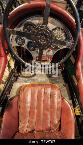 London, Großbritannien. 11 Apr, 2019. Mehr als 25 Pre-War Bentleys auf Anzeige bei Bonhams New Bond Street für Vorschau von "Das Zeitalter der Endeavour Ausstellung 'feiert 100 Jahre racing Bentley. Die Ausstellung wird am 12. April nur für einen Tag. Bild: Die kultigen "Gewehr", Gewinner des 1928 24 Stunden von Le Mans Rennen und Inhaber von drei 130 mph Brooklands Abzeichen. Credit: Malcolm Park/Alamy leben Nachrichten Stockfoto
