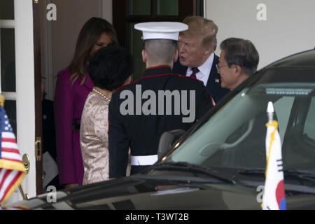 Washington, District of Columbia, USA. 11 Apr, 2019. Südkoreanischen Präsidenten MOON JAE-IN verleiht mit US-Präsident DONALD TRUMP im Oval Office im Weißen Haus in Washington, DC, 11. April 2019 Credit: Douglas Christian/ZUMA Draht/Alamy leben Nachrichten Stockfoto